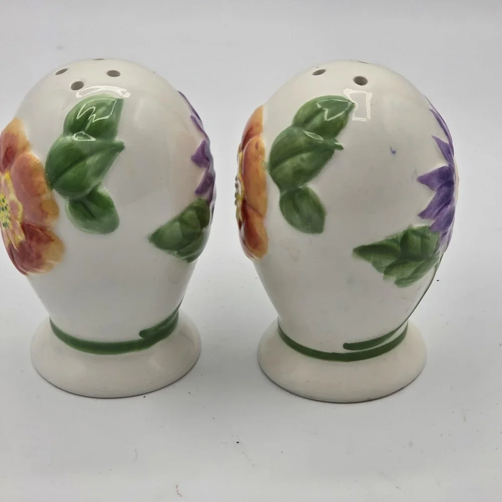 Pfaltzgraff Floral Salt & Pepper Shaker Set Ceramic Embossed Flowers Set‎ of 2